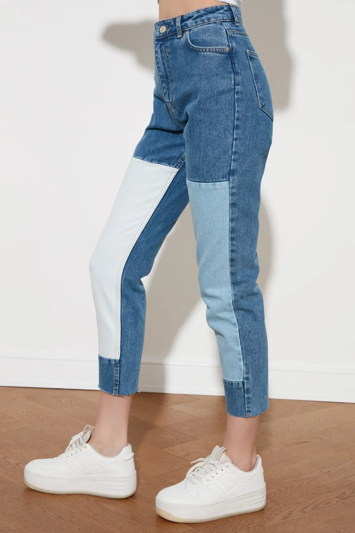Trendyol With Color Block High Bel Mom Jeans TWOSS21JE0382 Trendyol With Color Block High Bel Mom Jeans TWOSS21JE0382