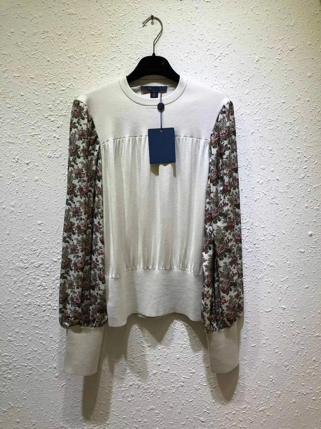 

2019 Autumn and Winter New Silk + Wool Flower Fold Long Sleeve Round Neck Pullover Sweater