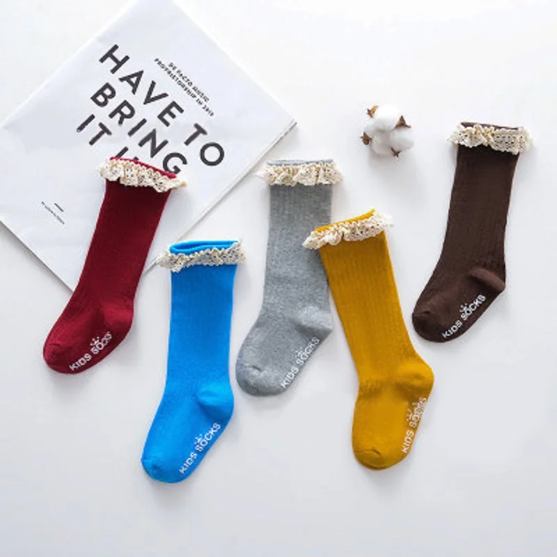 Носки для маленьких девочек Хлопковые гольфы для малышей подарок для новорожденных, зимние теплые гольфы принцессы с кружевными бантиками для дома нескользящие носки
