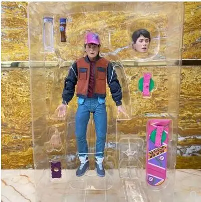 백 투 더 퓨처의 상징적인 닥터 브라운과 마티 맥플라이가 놀라운 액션 피규어로 부활!