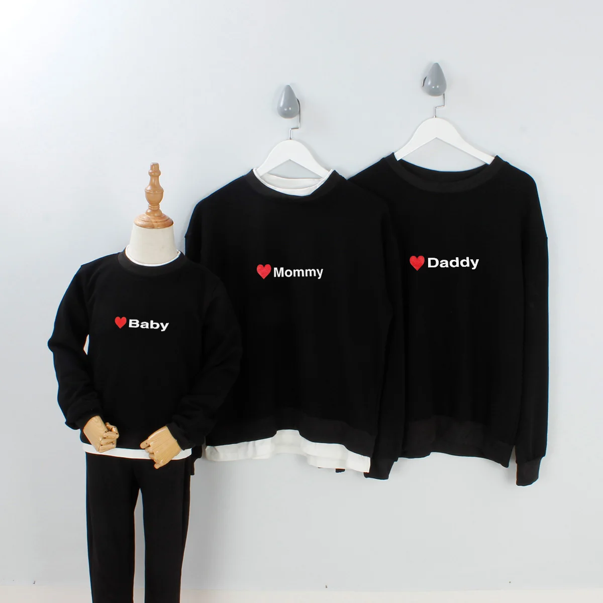 

Love Family Matching Sweatshirts Outfits Look Mommy Daddy and Me Clothes Man Women Kids Mom Mum and Baby Full Sleeve Tops Autumn