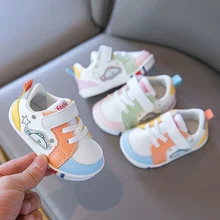 Crianças da moda tênis de couro multicolorido emenda design único crianças primeiro walker sapatos para meninos menina plana dos desenhos animados sapato de peixe