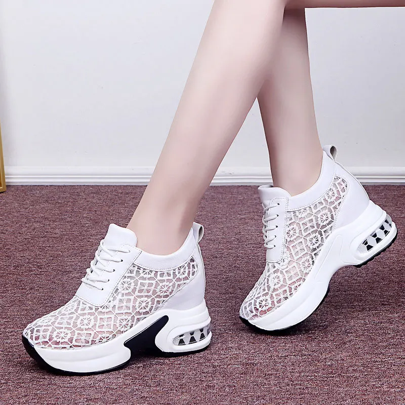 Zapatos blancos de mujer, zapatillas de plataforma gruesas de malla transpirable, zapatillas de verano con encaje Floral, tacones de cuña con agujeros, calzado informal 2020
