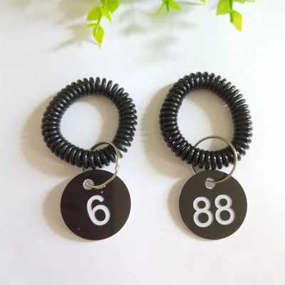 black Meetee 100 шт цветной пластиковый диск с цифрами на запястье Пряжка для раздевалки тренажерный зал сауна плавательный клуб ID браслет карта крюк DY202 - Цвет: black