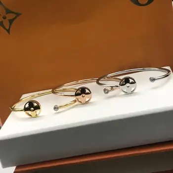 

2020L flower bracelet; classic V label; titanium steel alloy version will not fade; fashionable design;