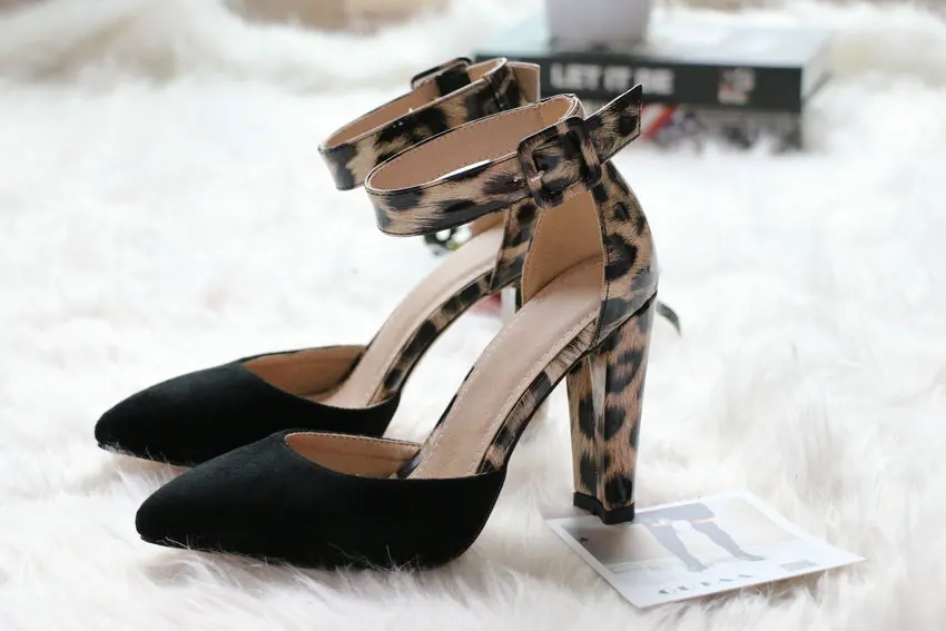QUTAA/ г. Женские туфли-лодочки босоножки из искусственной кожи и флока с леопардовым принтом модная летняя женская обувь на высоком квадратном каблуке с острым носком и пряжкой, размеры 34-43
