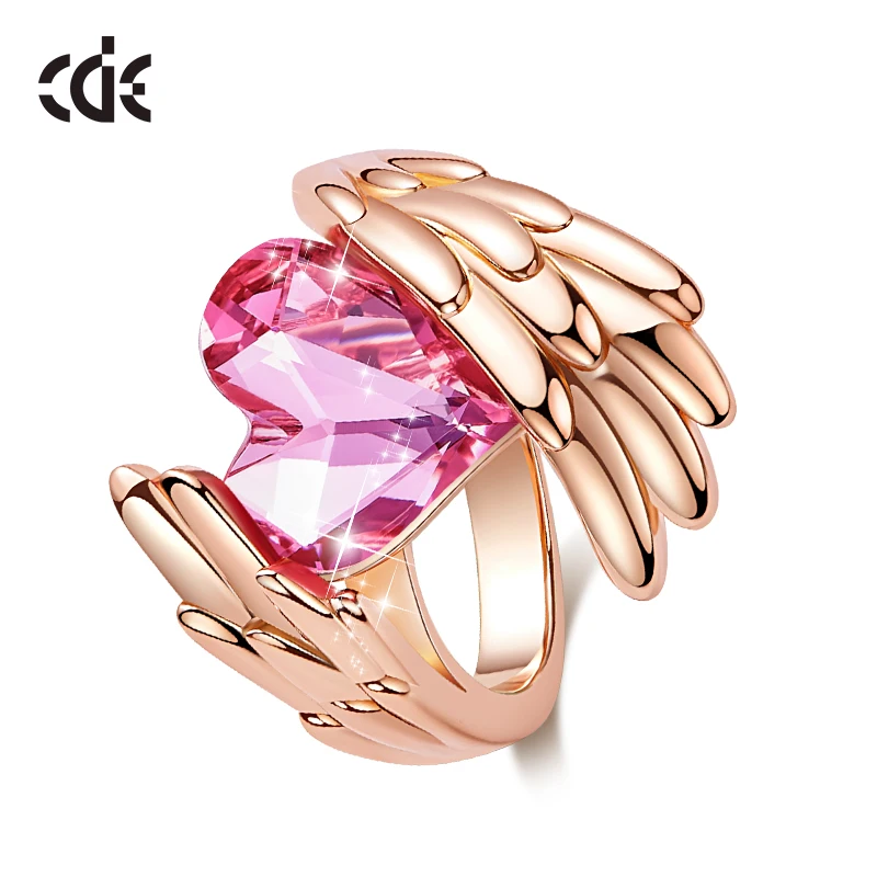 Женское золотое кольцо CDE украшенное кристаллами Swarovski с крыльями ангела кристаллом в форме сердца