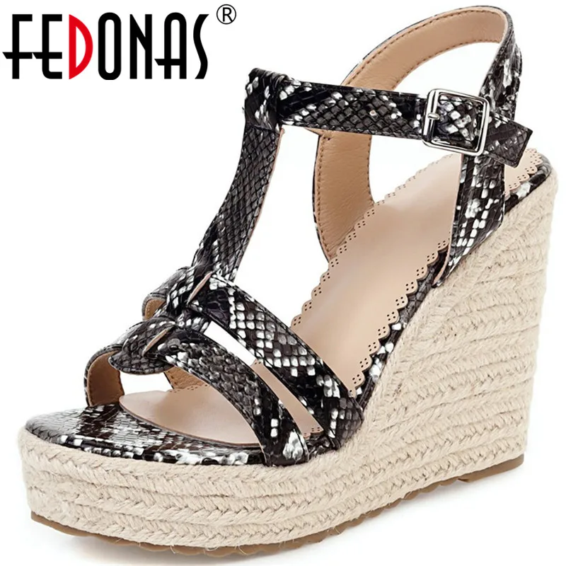 

FEDONAS Sexy Concise Platforms High Heels Pumps Wedged Peep Toe Snake Pattern Shoes 2020 New Fashion Party Prom Shoes Woman
