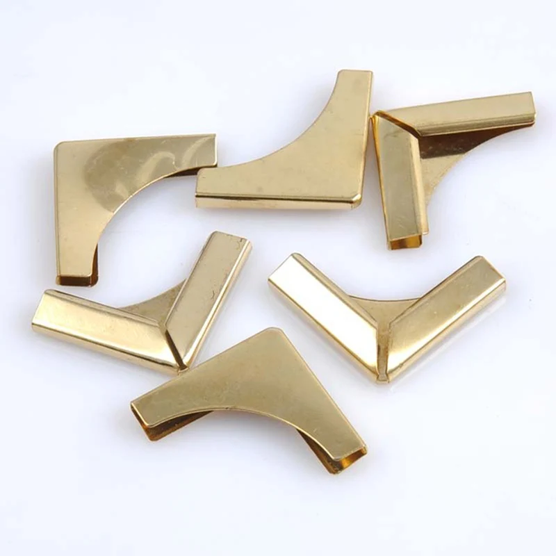 golden Beautiful 10Pcs 2color Metal Book Corner Trilateral Albums Menus Folders Box Corner Protectors For Decor 28x28x3mm - Цвет: golden
