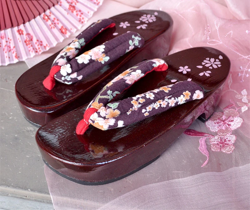 Новогодние женские гэта японские деревянные Сабо женские сандалии-шлепанцы маскарадные костюмы для девочек кимоно Вьетнамки с красной подошвой тапочки с принтом