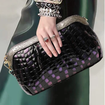 

Snake leather clutch bag female small bag 2020 summer new messenger small bag bright leather shell hand carry mobile coin purse