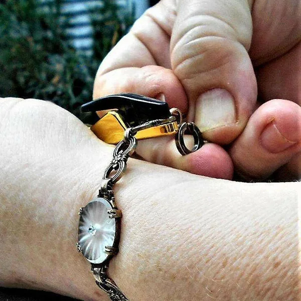 Легкий ювелирный браслет помощи при ношении для Wristband Lock Helper практичный IK88