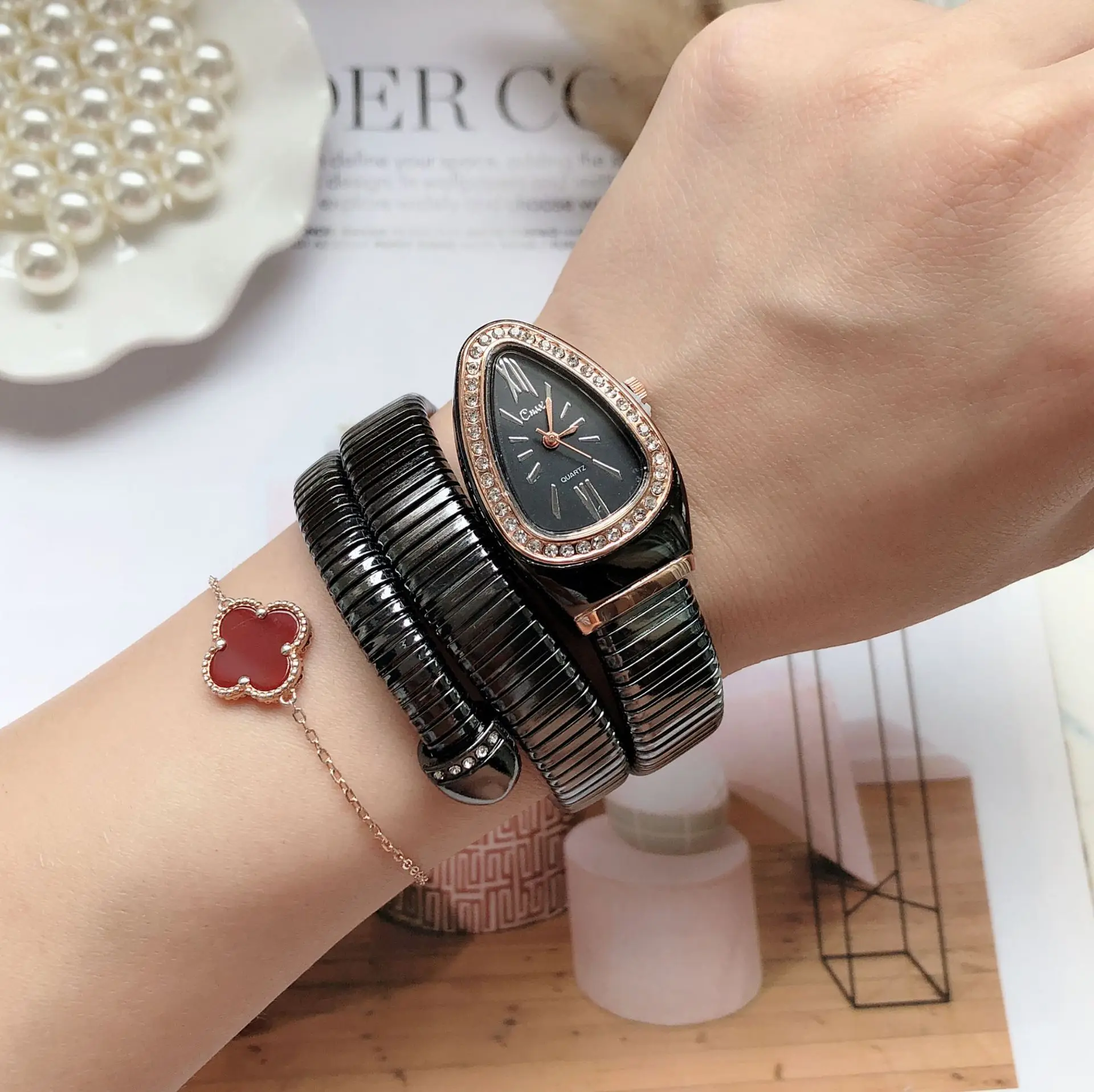 Unique Snake Shaped Women Watches With Rhinestone Fashion Luxury Brand Ladies Watch Diamond Snake Bracelet Watch Women