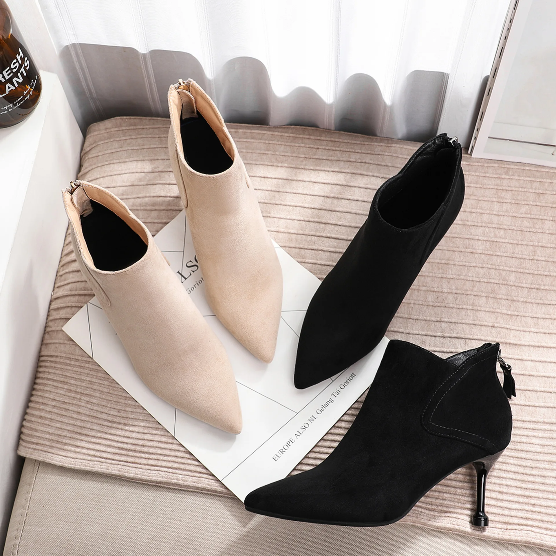 

A dress with a pair of boots, a short boot, a female suede, and a British style of wind.