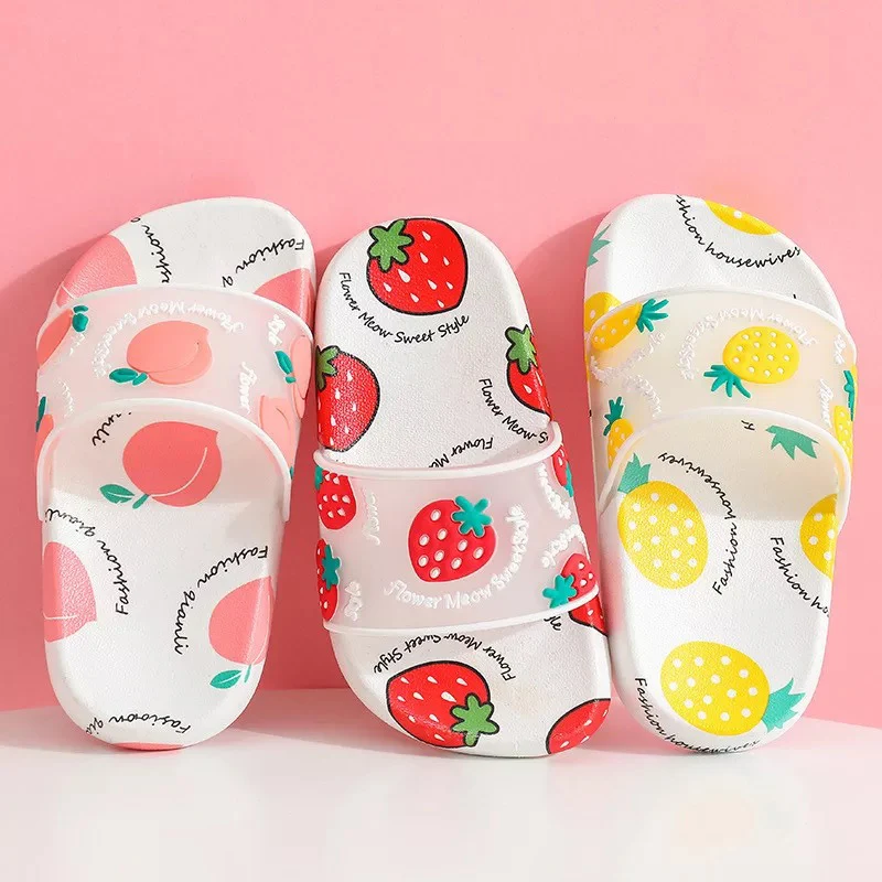Pantoufles d'été d'intérieur pour enfants | Tongs pour filles, style dessin animé fruit fraise, sandales glissantes, chaussures de sol pour la maison