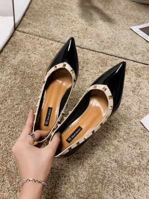 

2020 new spring and autumn pointed high heels Korean fashion wild fashion shallow mouth rivet single shoes tide