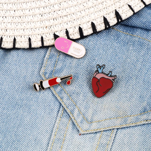Syringe Enamel Pin Pink Pill Heart Brooches Denim Jackets Lapel Pins Medical Jewelry for Doctor Nurse Brooch Creative Badge
