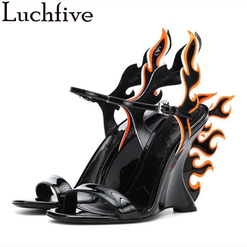 Женские босоножки на танкетке Luchfive белые летние вечерние гладиаторы с пряжкой