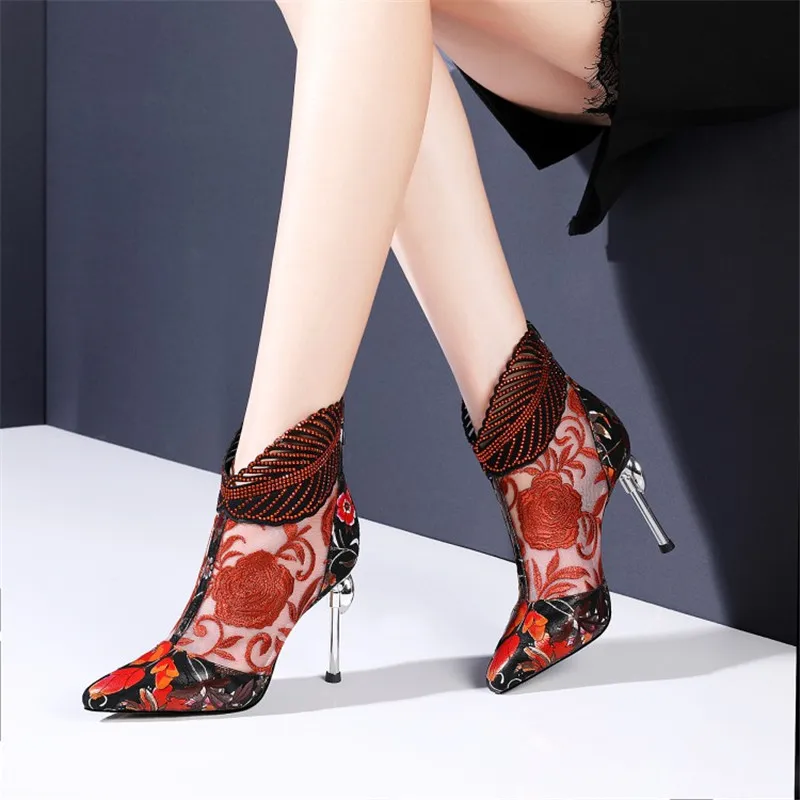 

2020 Spring New Hollow Delicate Embroidery Print Flowers High Heel Ankle Boots Women's Pointed Toe Leather China Style Shoes