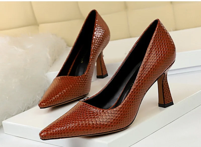 Женские пикантные туфли-лодочки женские туфли на тонком высоком каблуке с острым носком из змеиной кожи высокого качества; модная женская обувь из искусственной кожи; коллекция года; большие размеры