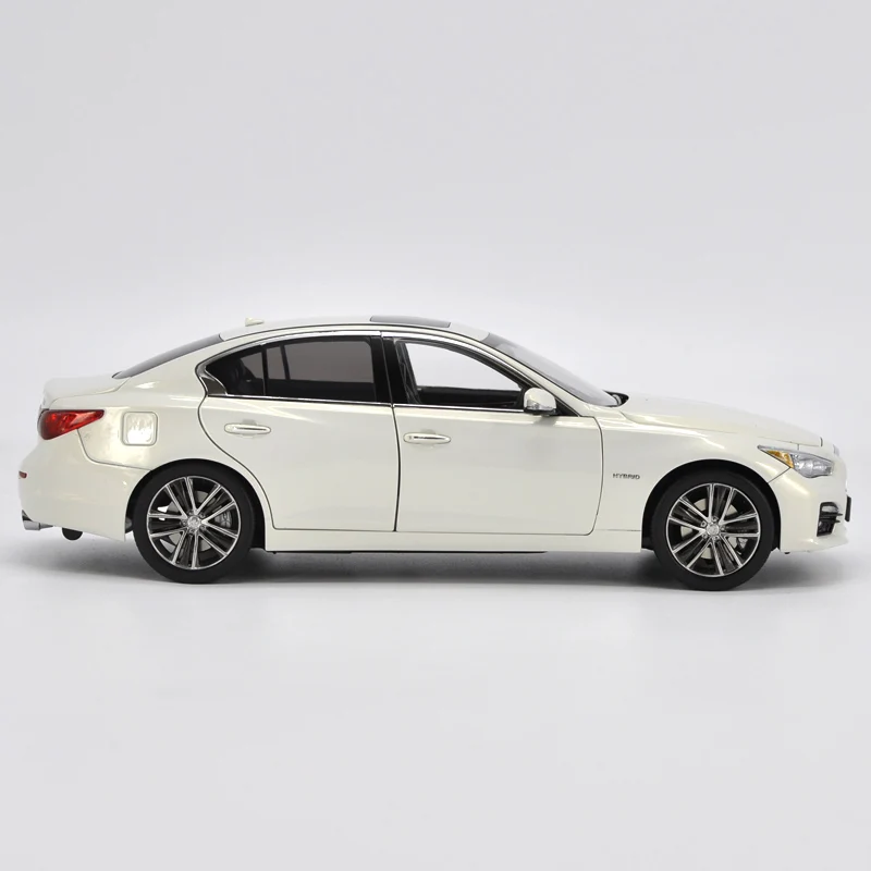 Авторизованный подлинный 1:18 Infiniti Q50S Классическая Игрушечная модель автомобиля на Рождество/подарок на день рождения, коллекция