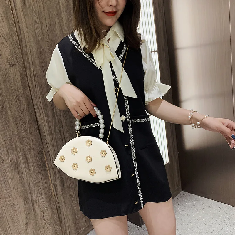 

Chain hand carry small bags of women's new Pearl portable crescent leisure women's shoulder bag flower Messenger bag