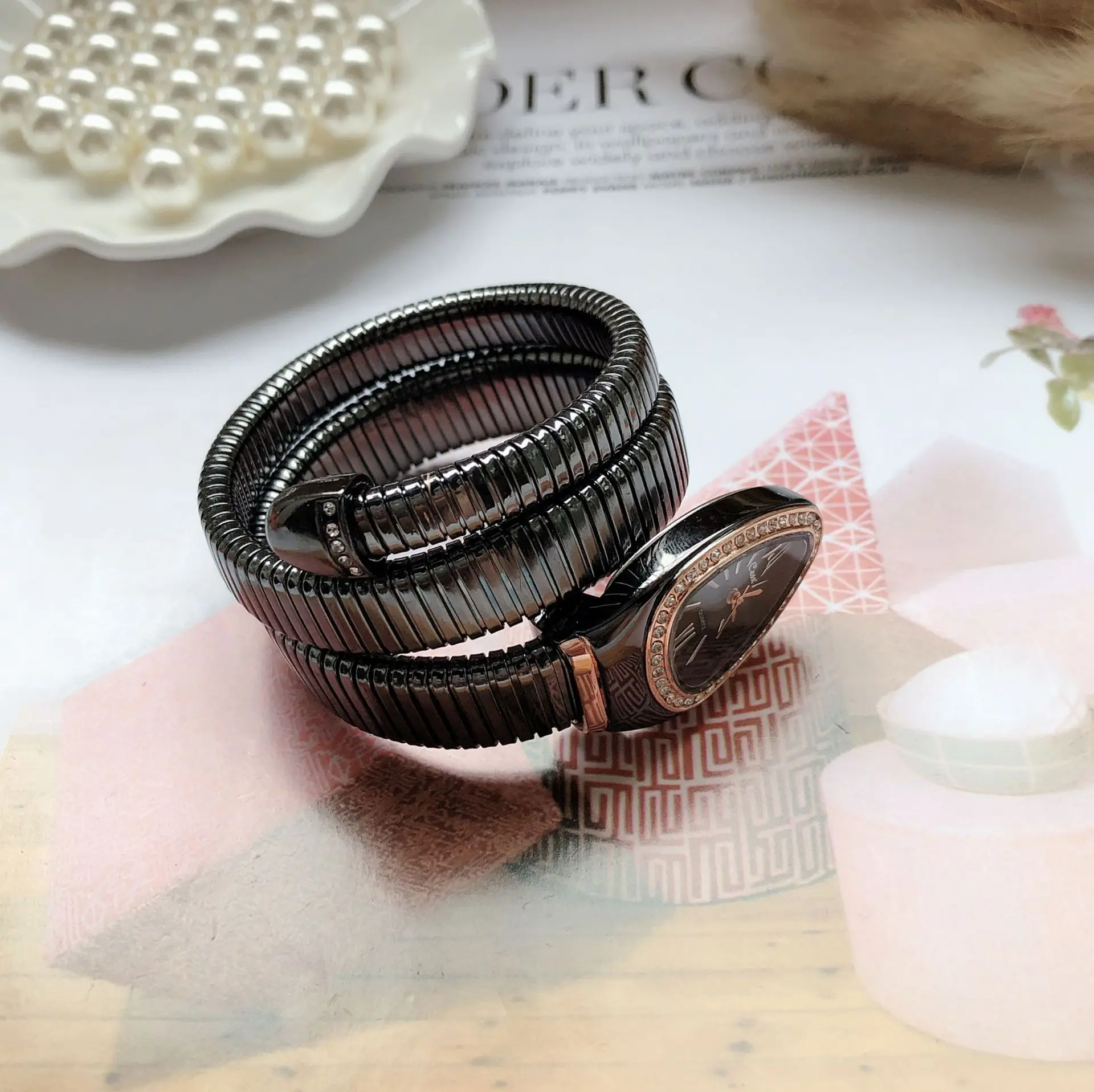 Unique Snake Shaped Women Watches With Rhinestone Fashion Luxury Brand Ladies Watch Diamond Snake Bracelet Watch Women