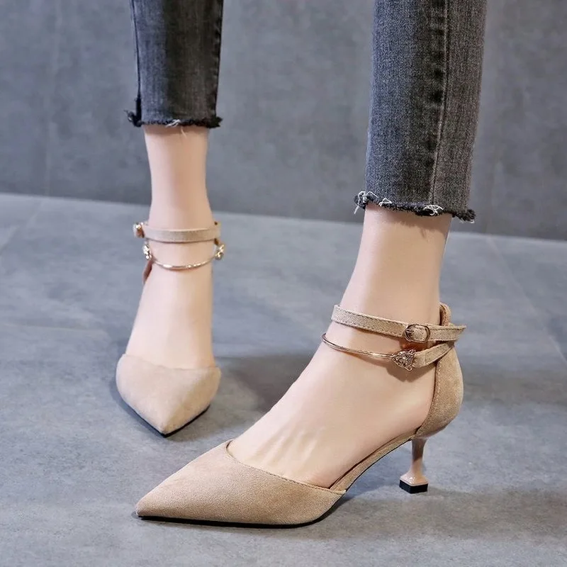 Женские туфли на высоком каблуке пикантные с ремешком и пряжкой закрытым носком