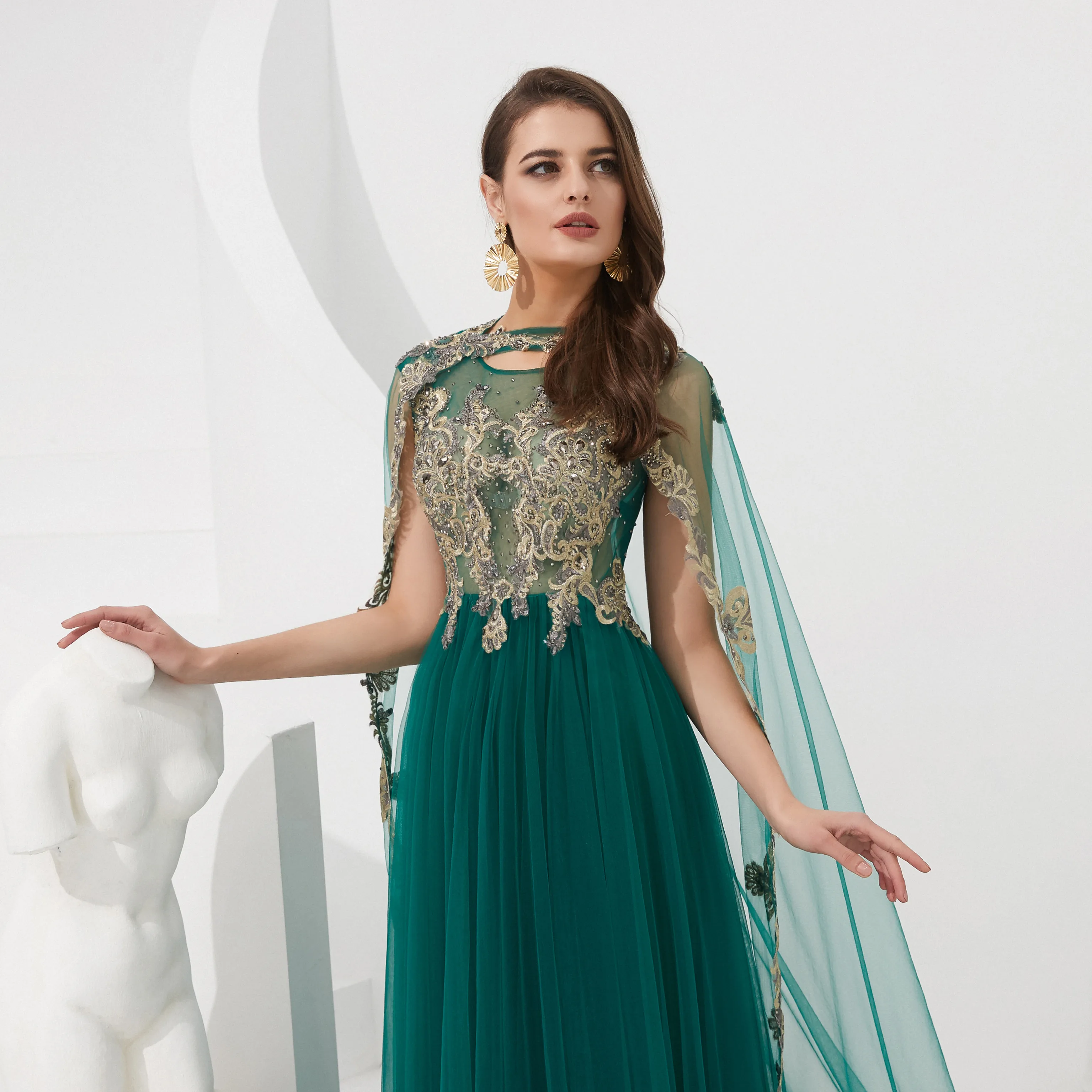 Günstige 2019 grün EINE Linie Prom Kleid mit Gold Spitze Applique Kaftan Mode Robe de Soiree Dubai Abendkleid Perlen Muslimischen abaya Gece
