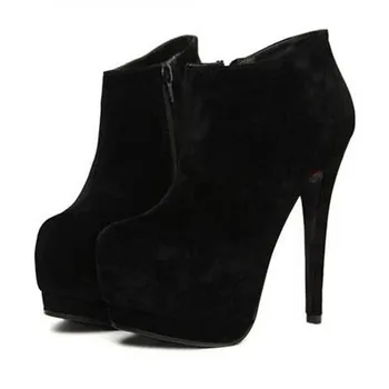 

This beautiful short boot looks nice and elegant