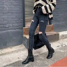 Корейская версия новой индивидуальности была тонкой серой дырки, высокая талия, потертые джинсы