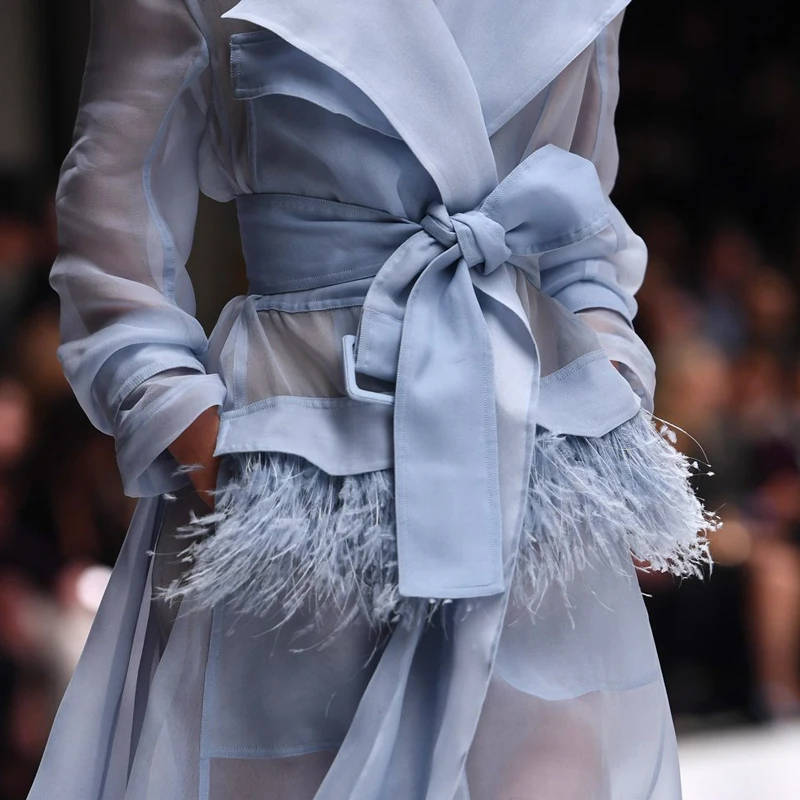 Женское подиумное платье из вуали длинное небесно голубого цвета с перьями весна