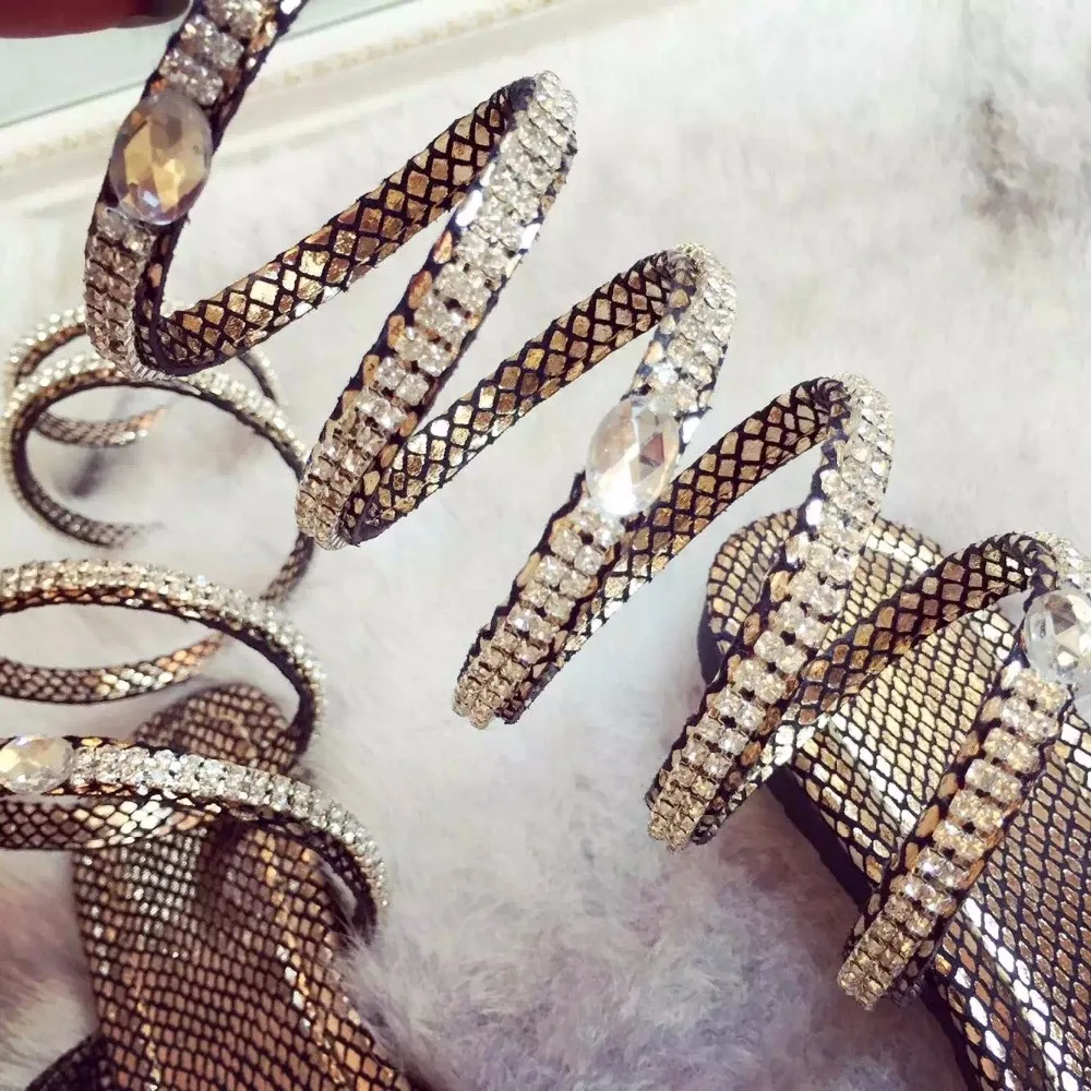 Модные сандалии на плоской платформе; женская летняя обувь; Ремешок из змеиной кожи; Вьетнамки с открытым носком; женские сандалии-гладиаторы со стразами; женская обувь