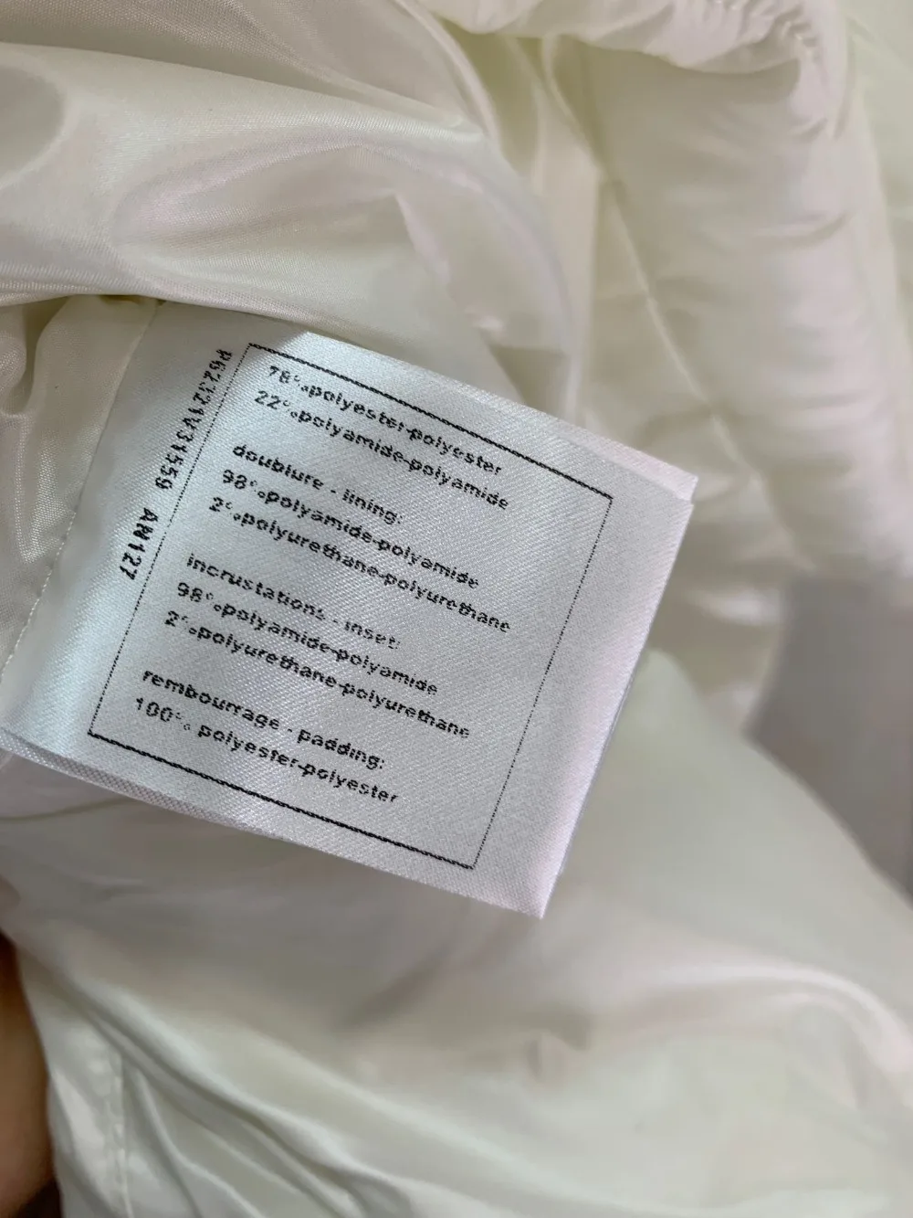 Новинка 11,16 года; Приталенная модель года; сезон осень-зима; однобортная Женская парка белого цвета с отложным воротником и оборками