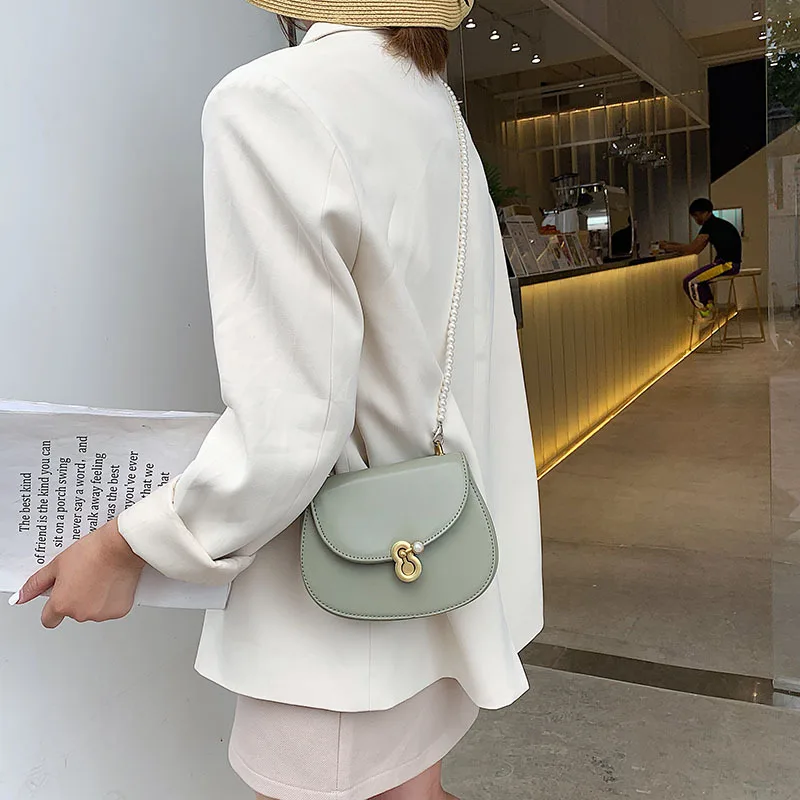

The same hand with a semicircular saddle bag the new 2019 pearl chain handheld a small bag girl with a single shoulder