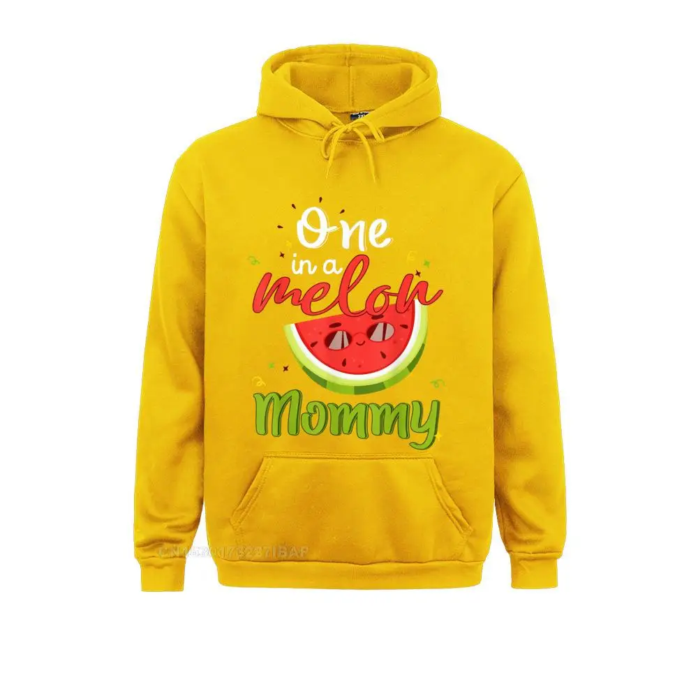 thumbnail image 1 of Sudadera con capucha divertida para hombre y mujer, con diseño de One In A Melon Mommy Sandía, estilo inglés, para el Día de la Madre, 1 of 5