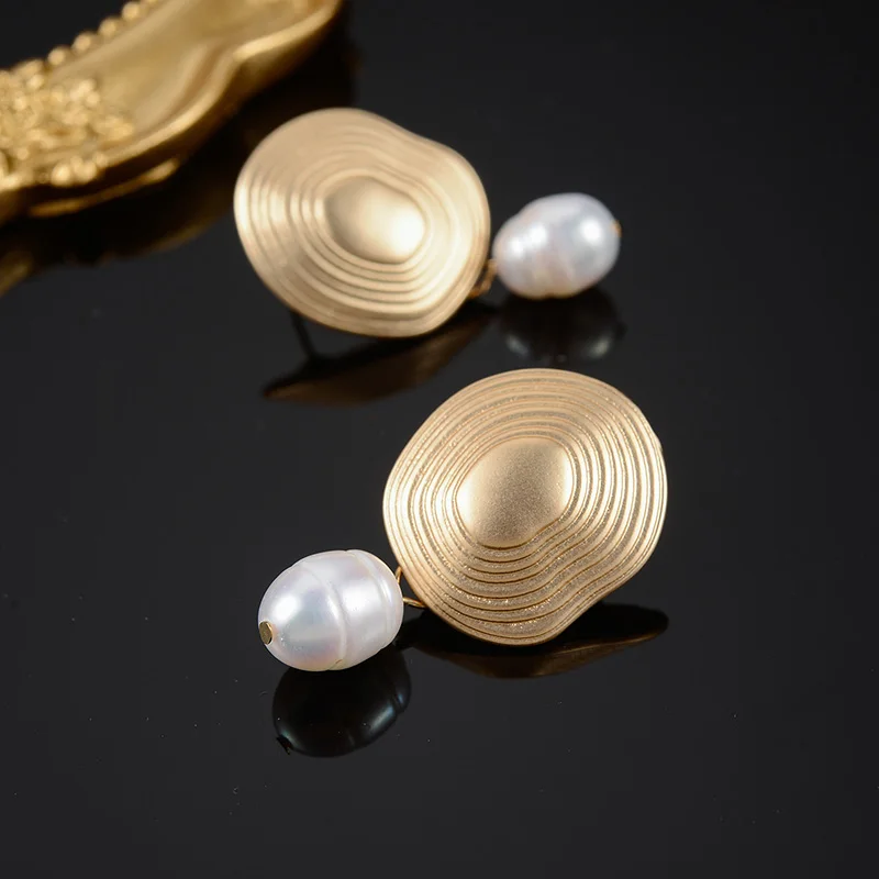 Dorado 2021 французская Грация нерегулярные жемчужные Подвесные серьги для женщин