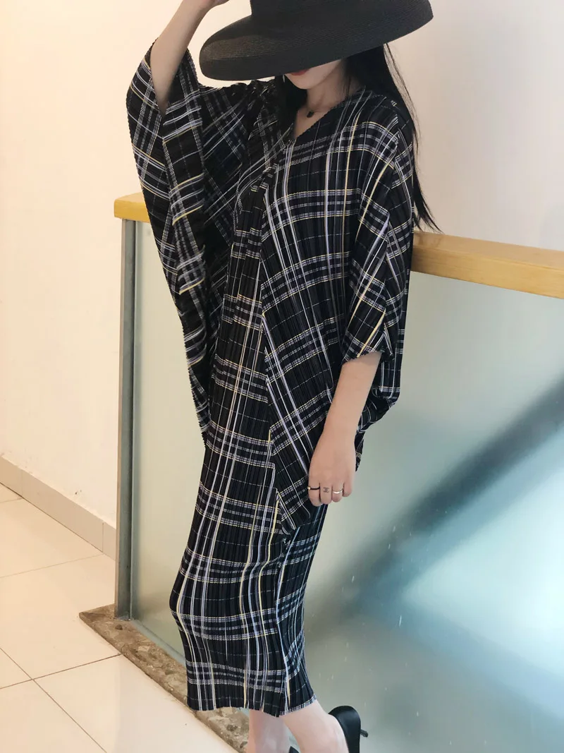 Miyake Плиссированное Платье Новые нерегулярные рукав летучая мышь клетчатые свободные тонкие Большие размеры женские оригинальные - Цвет: Черный