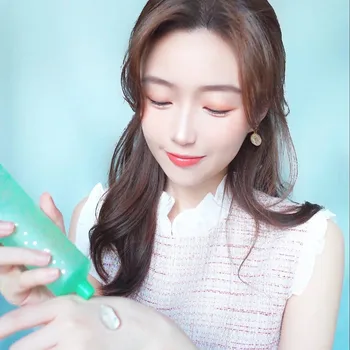 

Lightening pockmarks with ladykin aloe gel and repairing them in the sun