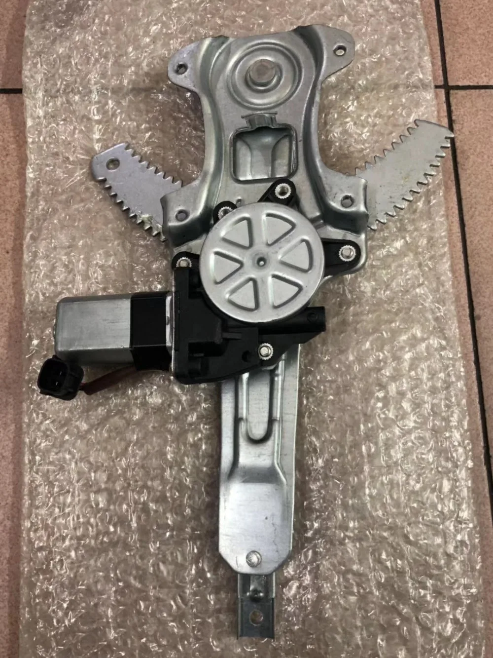 Высокое качество OEM 827213U000 регулятор задней левой двери для Nissan 82721-3U000