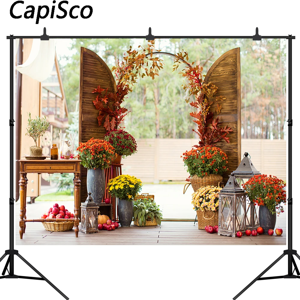 Осенний фон для фотосъемки с изображением тыквы и деревянных дверей вечерние