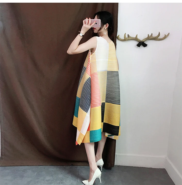 A-Line красочные Miyake плиссированное платье Высокое качество, высота до середины голени, в клетку без рукавов Свободный Повседневный летние платья для женщин; Большие размеры