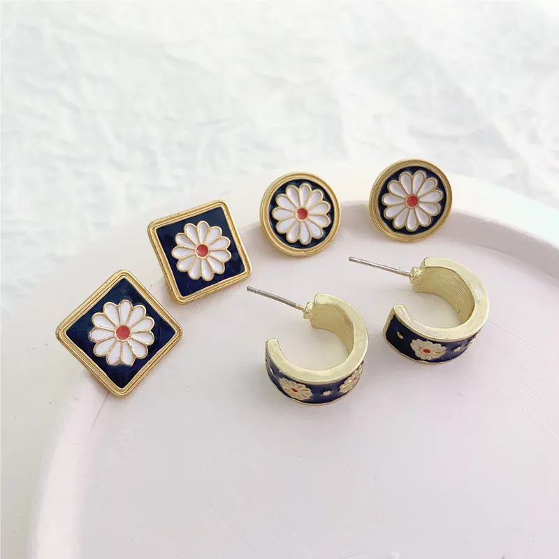 

Hoop Classical Earrings Women Temperament Ear Jewelry Personality Charm Small Daisy Ear Stud Classical Flower Lady Earrings