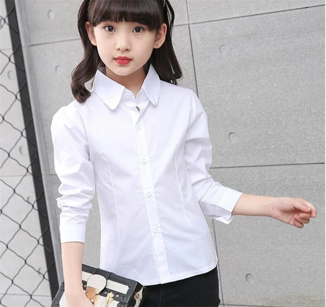 Blusa feminina social: modelo vestindo uma camisa branca com renda na gola.