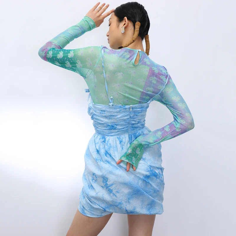 Женское плиссированное платье EAM синее на бретельках с принтом без рукавов