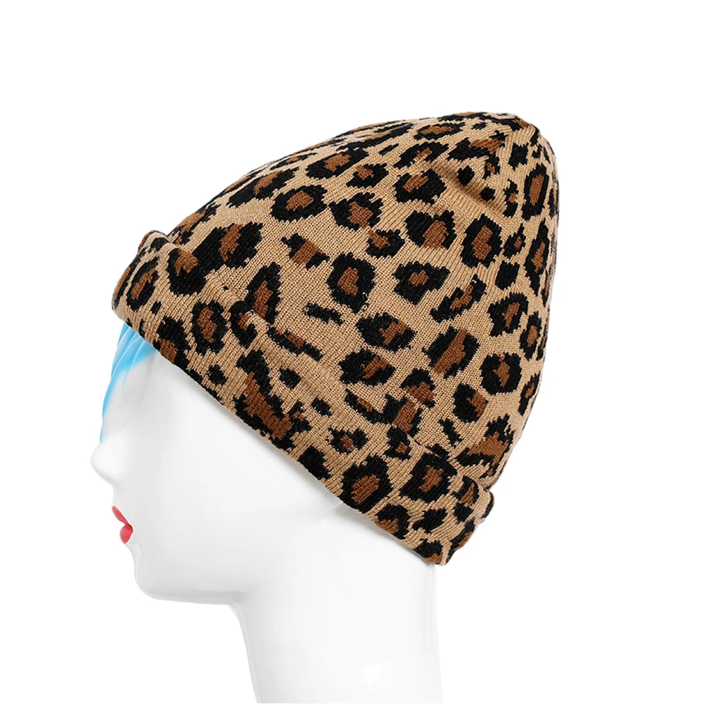 Леопардовая шапка. Шапка пятнистая. Дизайнерские шапки женские. Шапка бини леопард. Шапка ушанка кмф хаки.