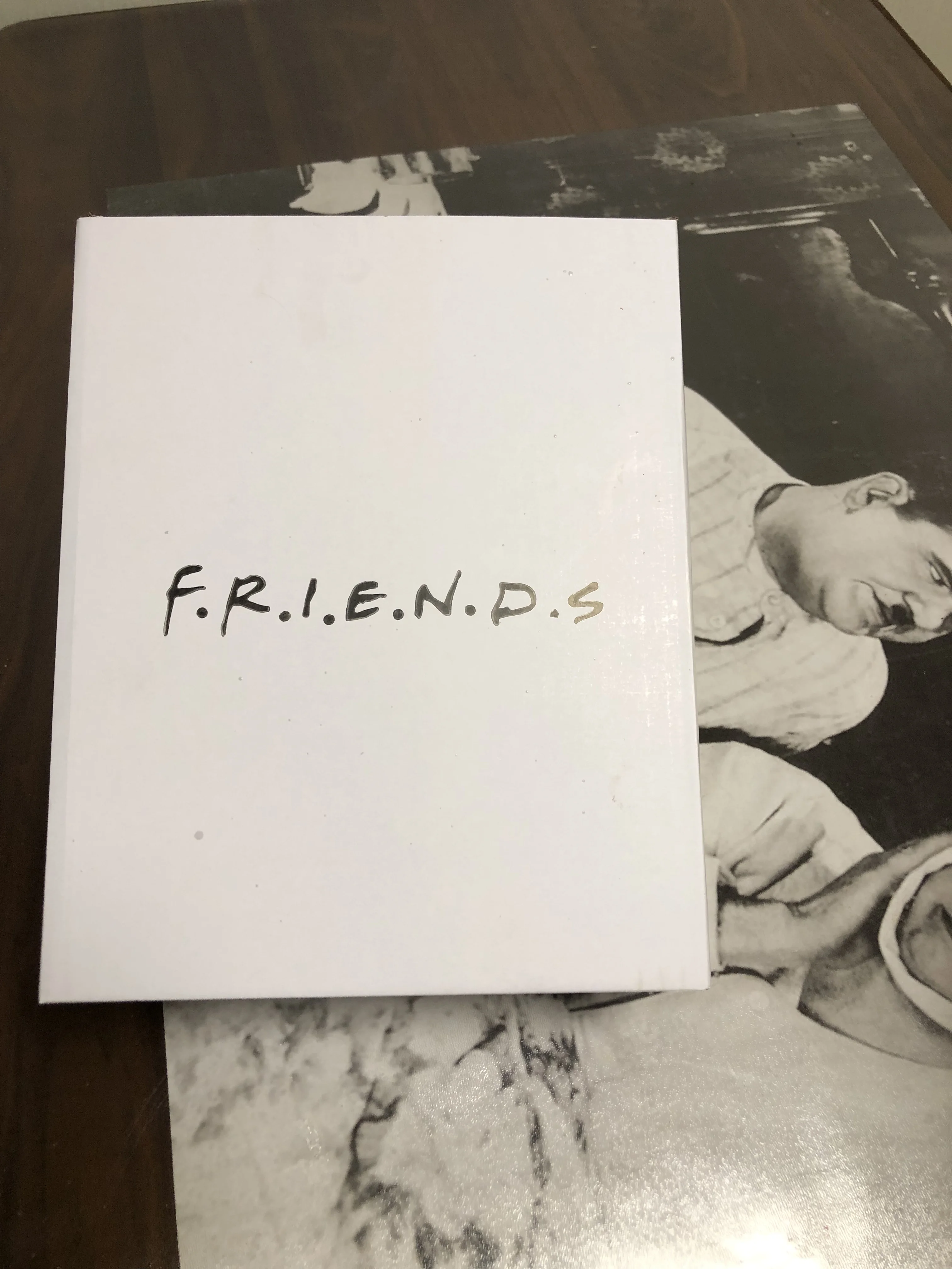 Большая белая собака из сериала Friends