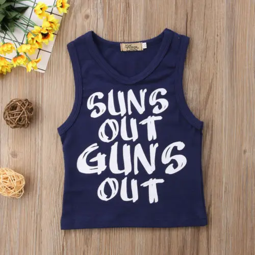 Топ для маленьких мальчиков с принтом «suns out guns out»