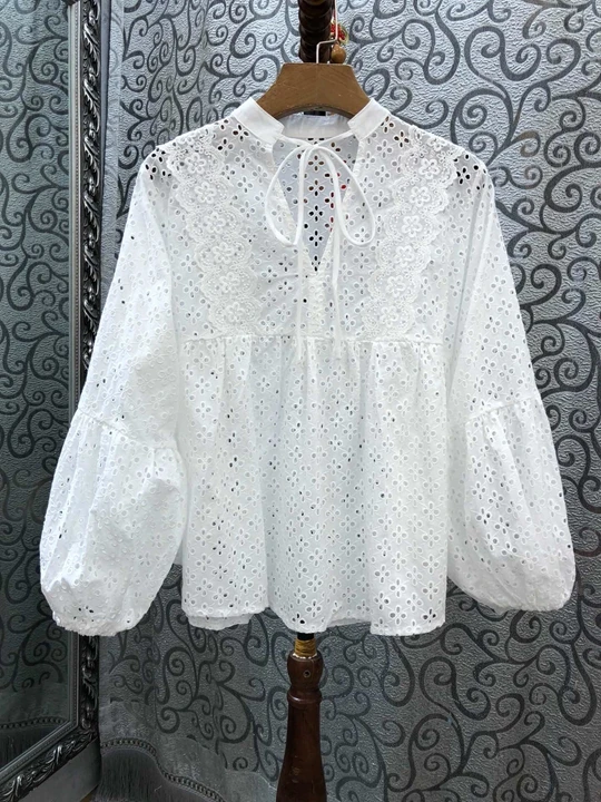

2019 Early Autumn New Female Neckband Knotted Water Solution Hollow Embroidered Lantern Long Sleeve Pure Color Top 723