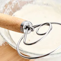 Mélangeur de farine de cuisson de lait avec manche en chêne de 13 pouces, mélangeur de farine, tige de mélange de pâte danoise, bobine en acier inoxydable, mélangeur à main, outil de cuisine 3